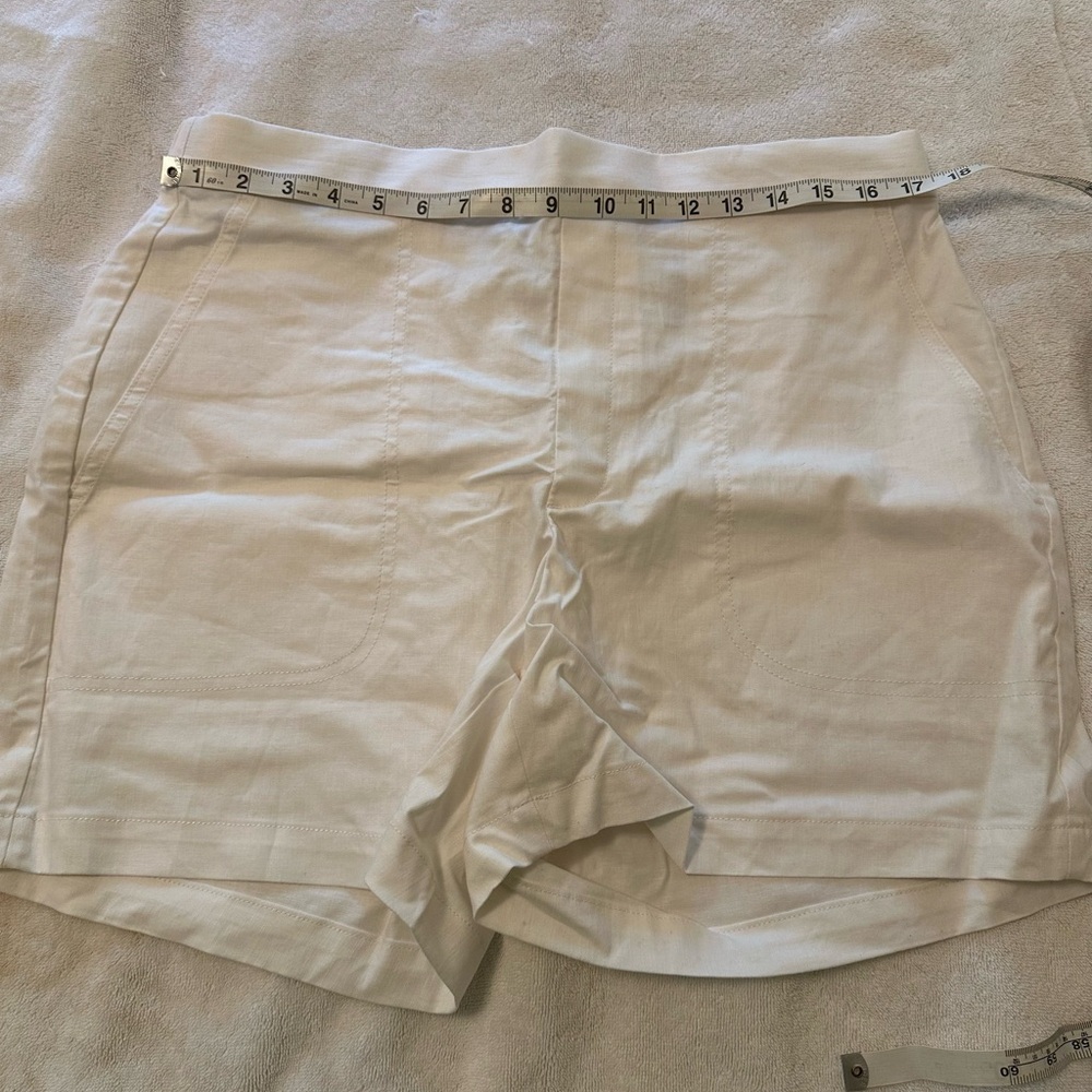 NWT: BANANA REPUBLIC LINEN PULL-ON 4” SHORT. White. Woman’s: US L.